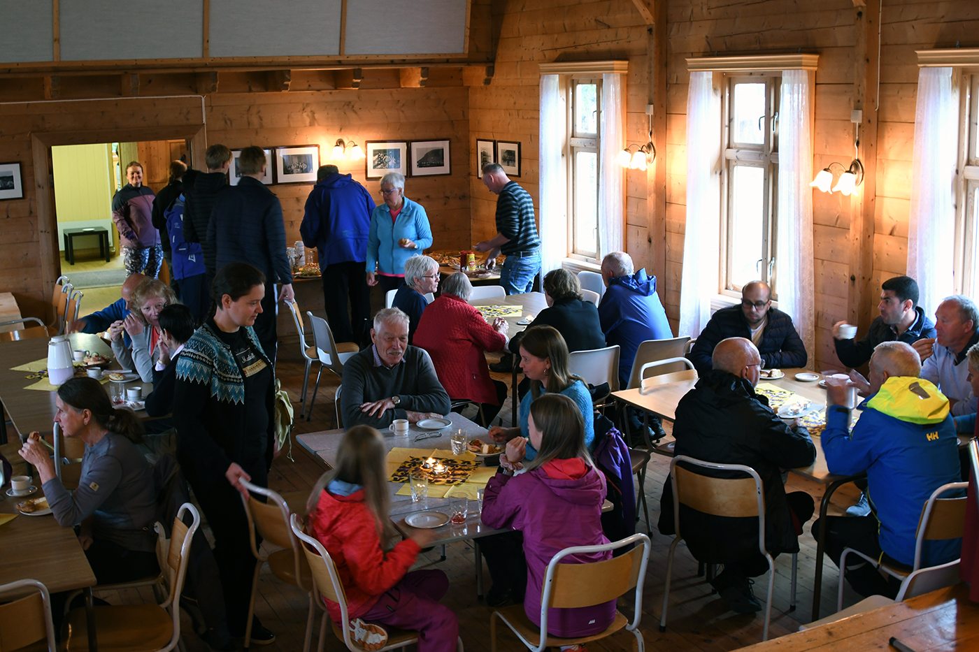 Bygdelaget spanderte kaffi og mat til alle som deltok på bygdevandringa. (Foto: Håvar Fagerli)