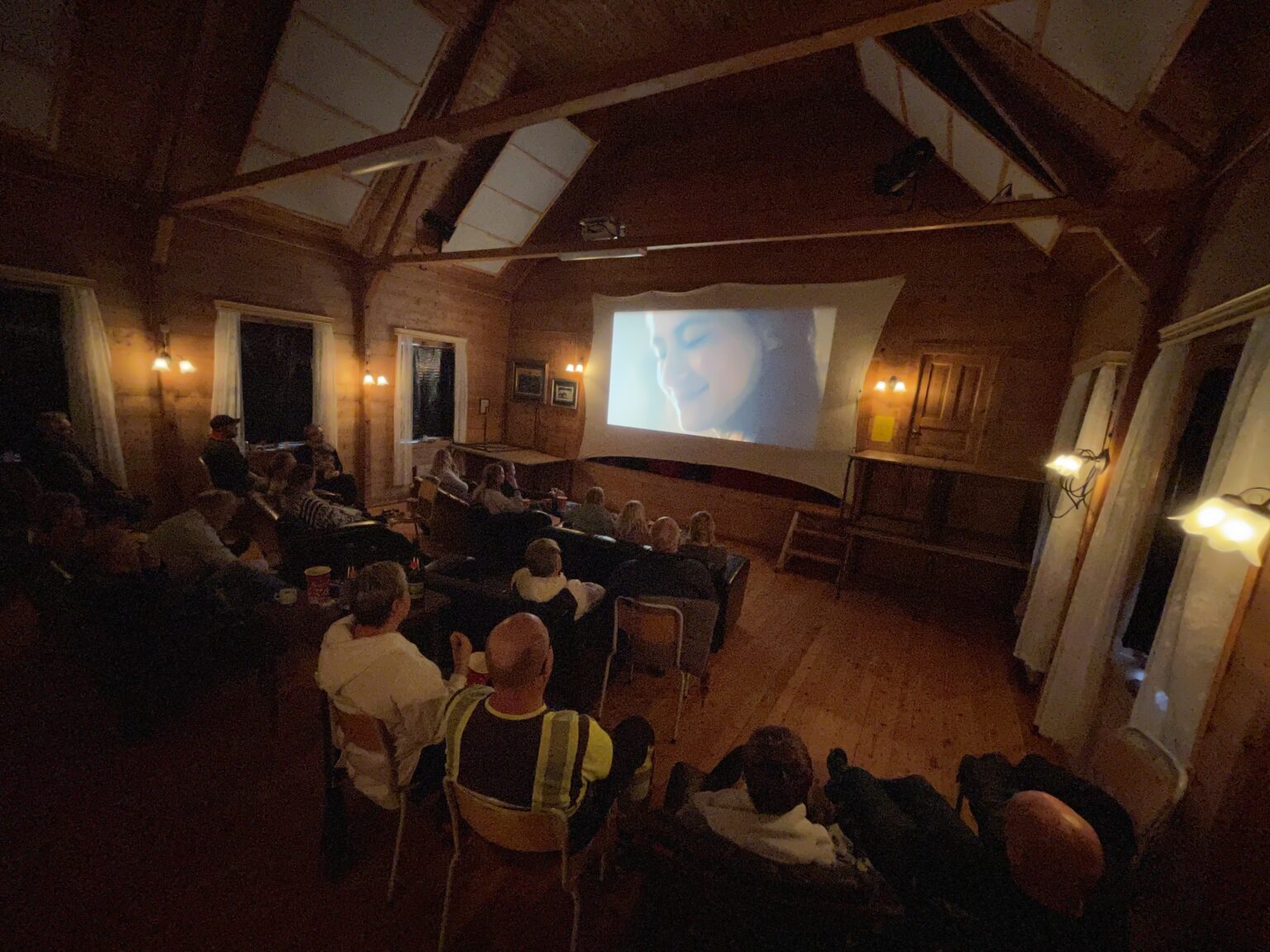 Publikum klar til film i grendahuset. (Foto: Håvar Fagerli)