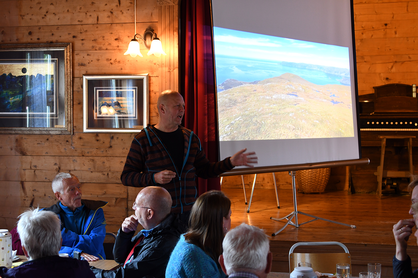 Tor Ivar Østreng takka på vegne av øybuarane alle som hadde kome til Barmen denne dagen. (Foto: Håvar Fagerli)